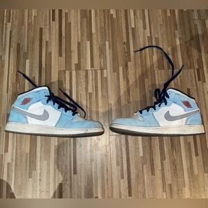light blue jordan’s size 7.5